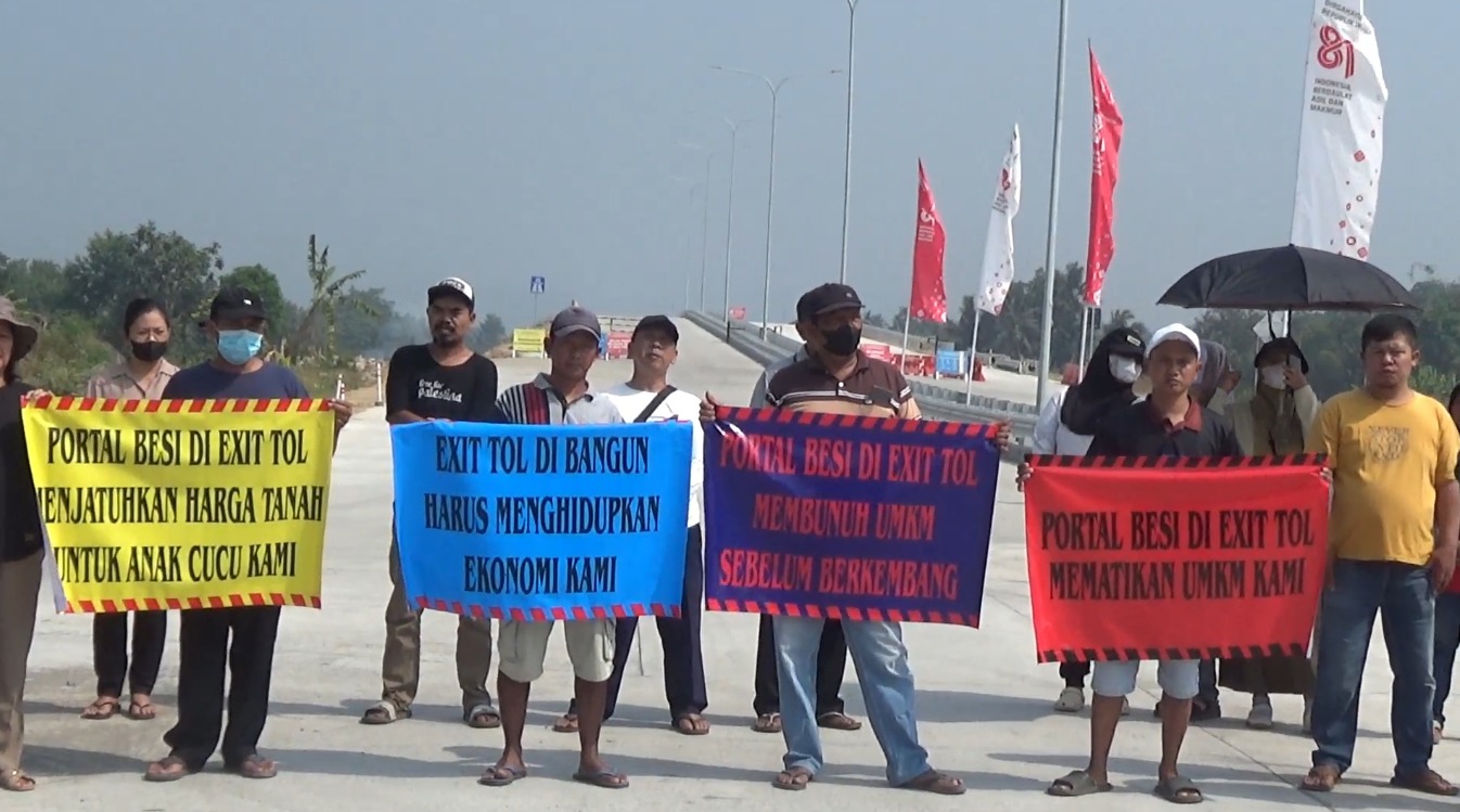 BELASAN WARGA BANYUREJO TOLAK PEMASANGAN PAGAR EXIT TOLL