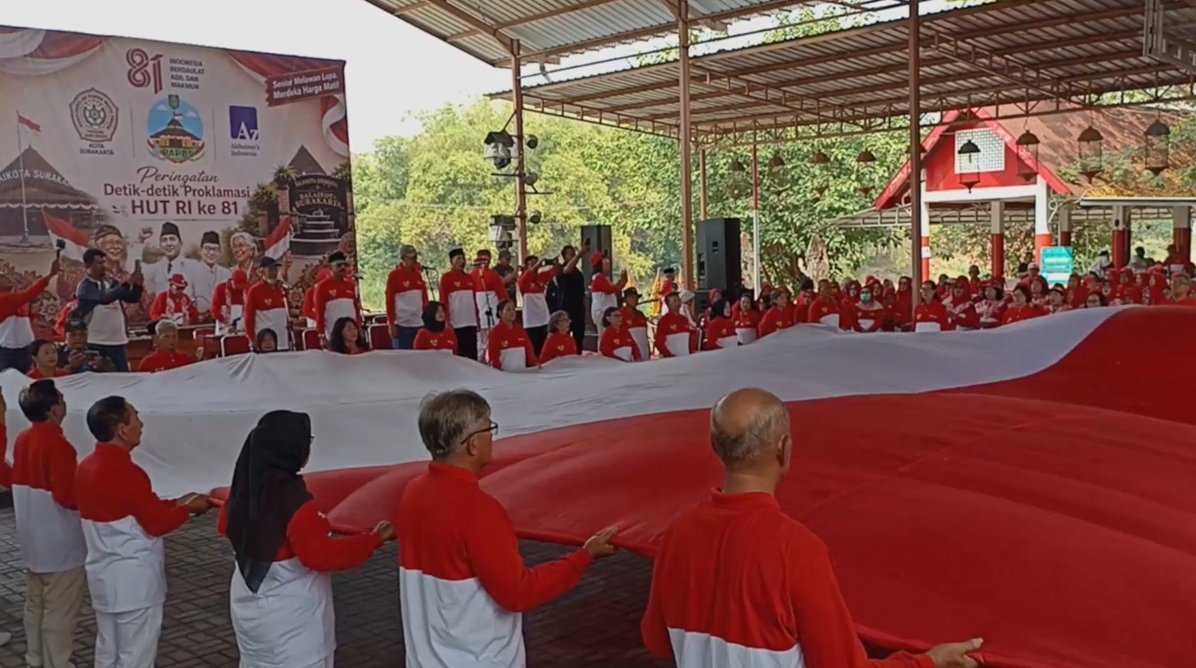 PENSIUNAN PNS KOTA SURAKARTA BENTANGKAN BENDERA RAKSASA