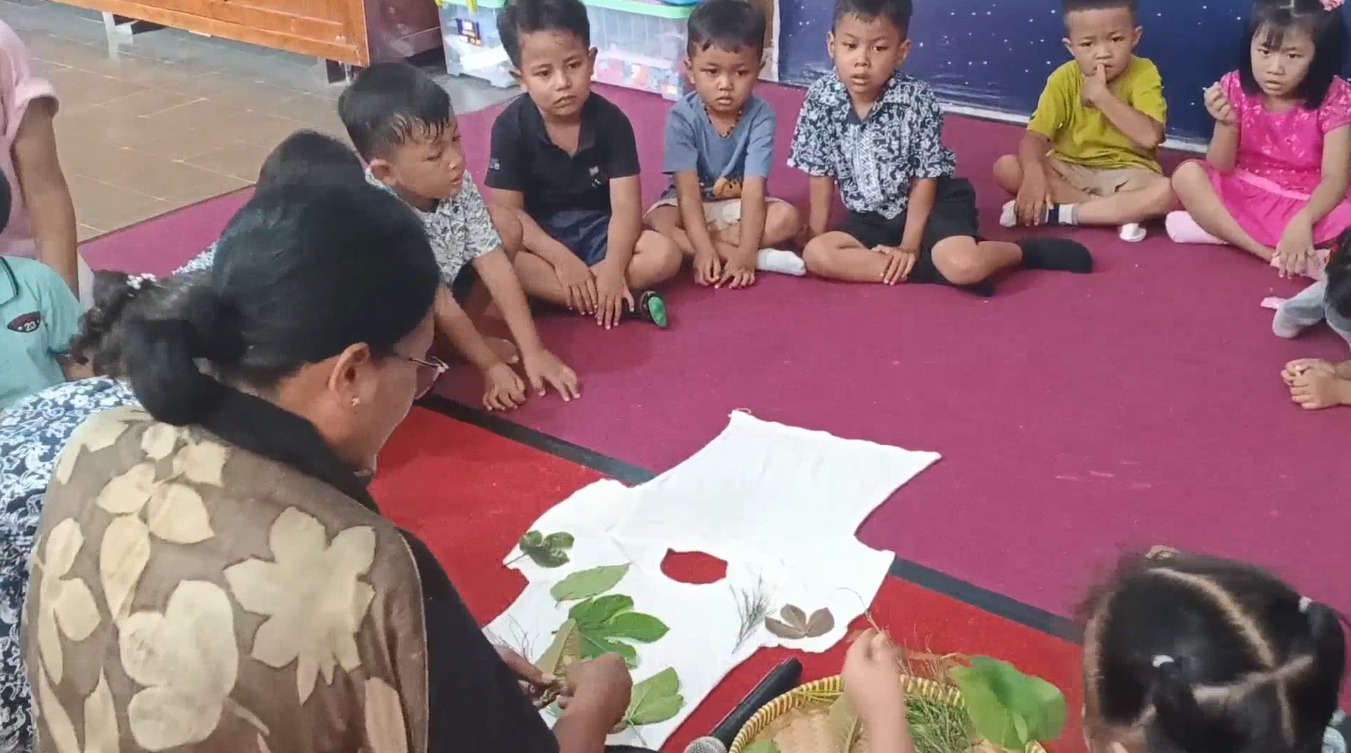 PAUD KASIH IBU KENALKAN ECOPRINT UNTUK TUMBUHKAN CINTA LINGKUNGAN