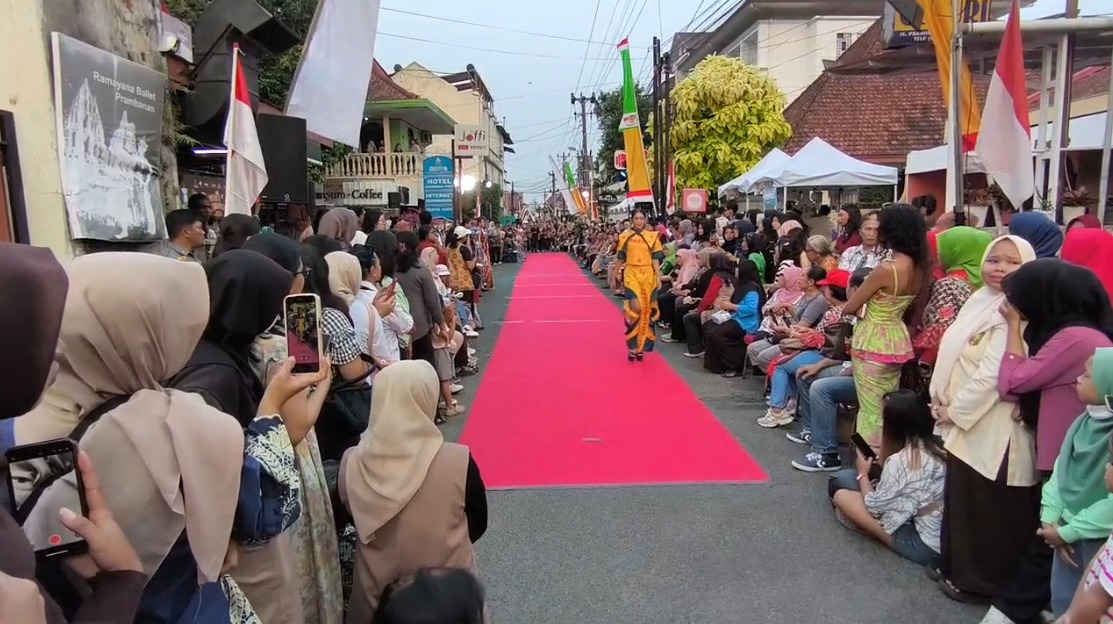 PULUHAN PELAJAR DAN MAHASISWA MERIAHKAN FASHION STREET PRAWIROTAMAN
