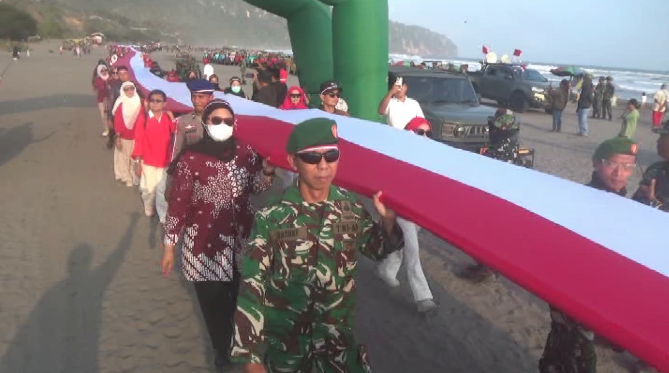 KIRAB BENTANG BENDERA MERAH PUTIH 481 METER DI PARANGTRITIS
