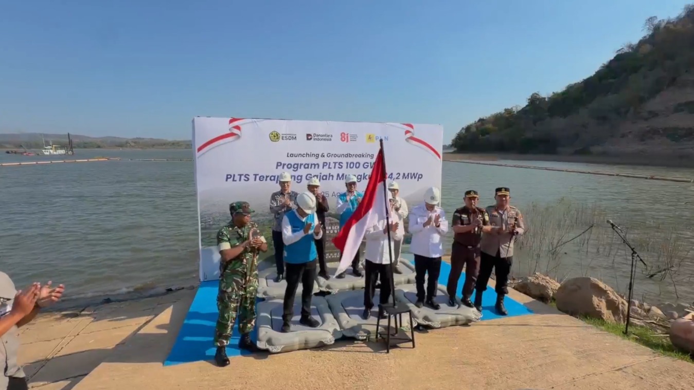 PEMBANGUN PLTS TERAPUNG GAJAH MUNGKUR DIMULAI