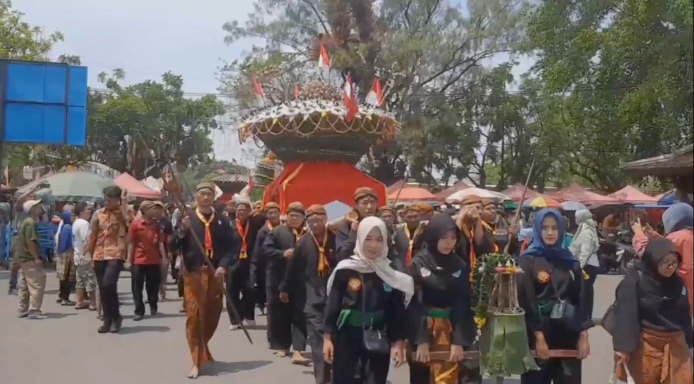 REBUTAN DUA PASANG GUNUNGAN SEKATEN KERATON SURAKARTA