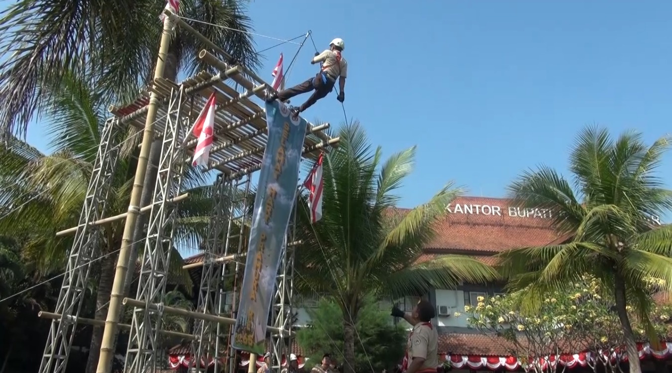 MELUNCUR DARI GARDU PANDANG! AKSI BERANI PRAMUKA KARANGANYAR