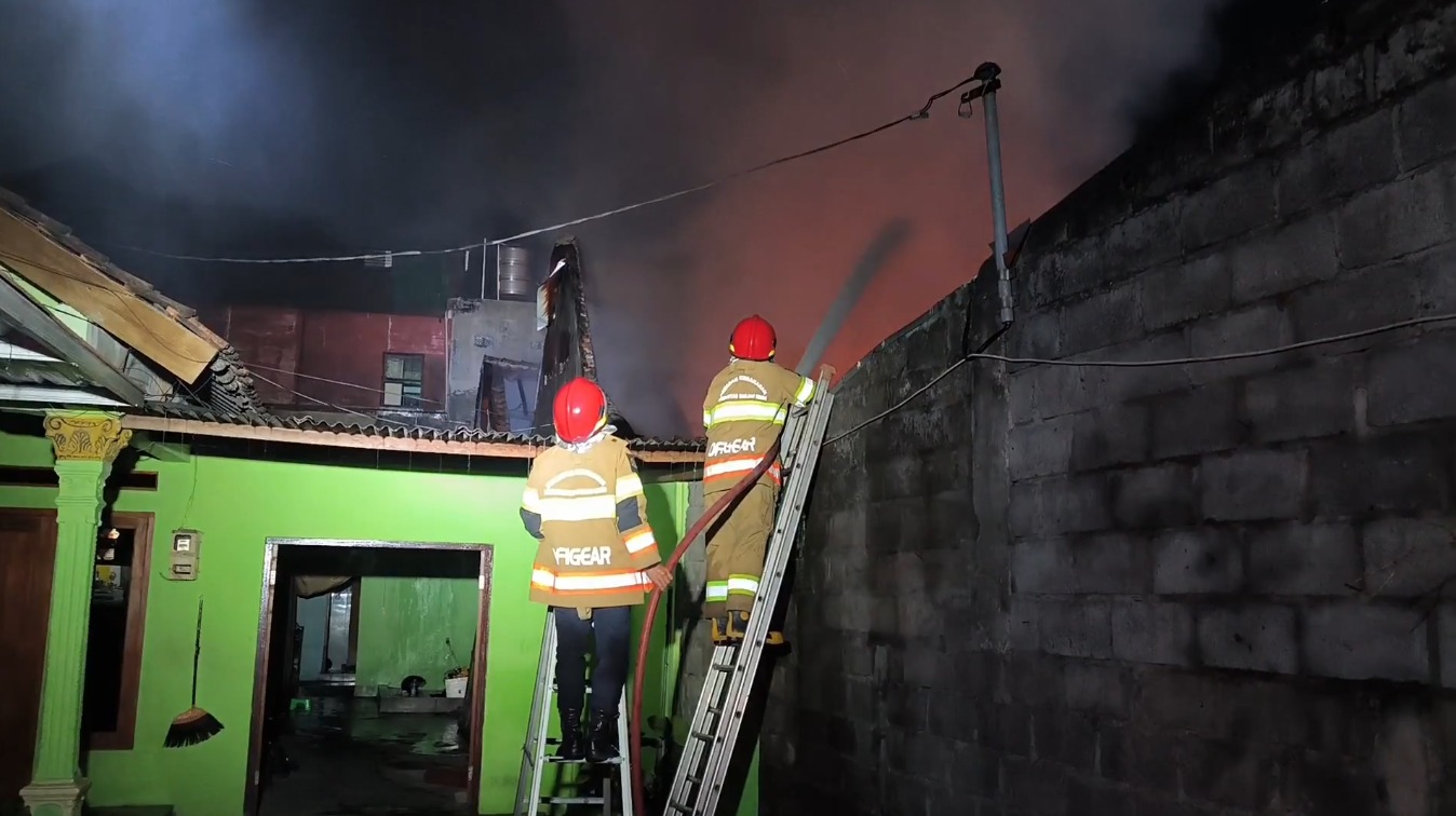 SATU RUMAH DUA MOBIL EMPAT SEPEDA MOTOR LUDES TERBAKAR
