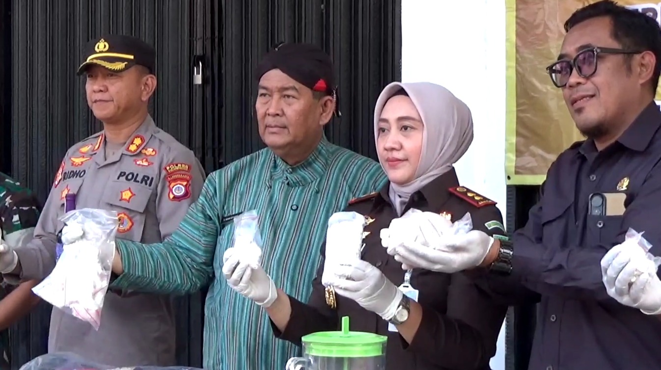 KEJARI KULON PROGO MUSNAHKAN BARANG BUKTI DARI 34 PERKARA