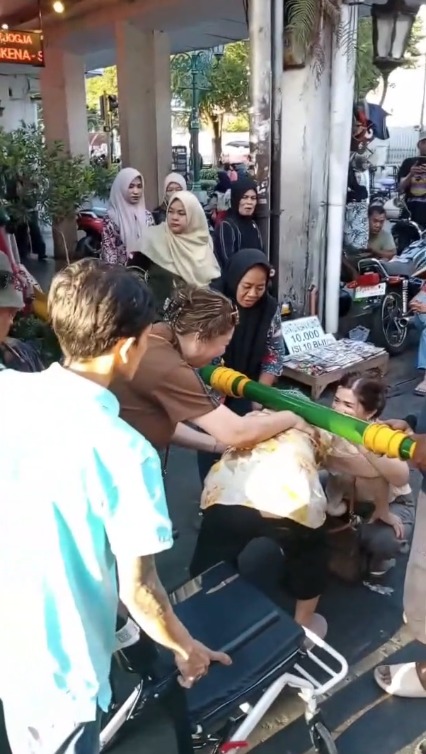 VIRAL VIDEO WISATAWAN PENGGUNA KURSI RODA KESULITAN AKSES MALIOBORO