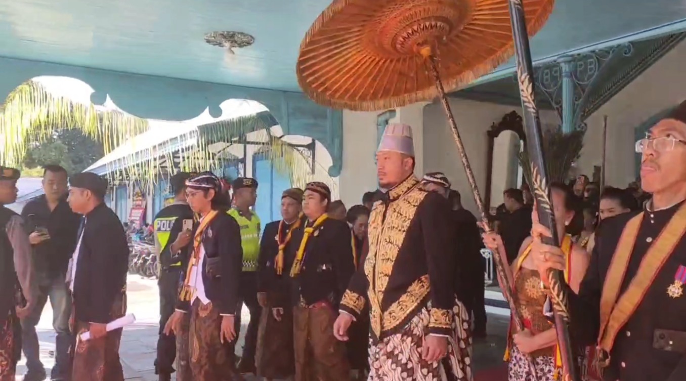 HANGABEHI DINOBATKAN SEBAGAI RAJA KERATON SURAKARTA