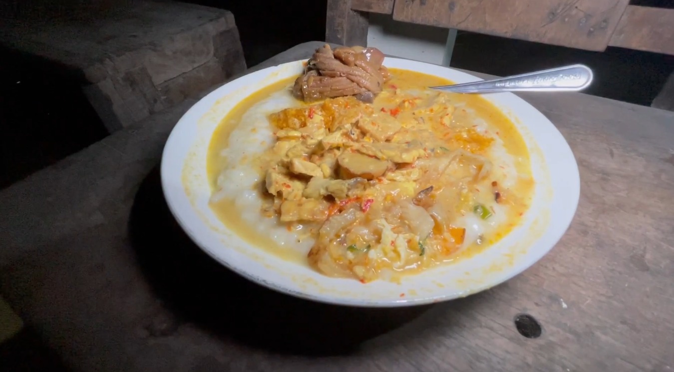 MENIKMATI BUBUR DI MALAM HARI