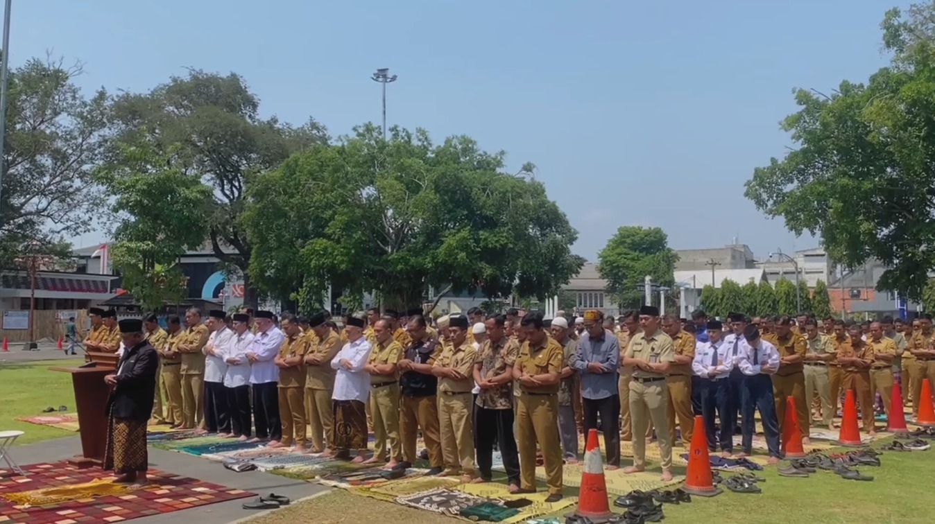 JAJARAN PEMKOT SURAKARTA GELAR SALAT ISTISQA, MINTA HUJAN PADAMKAN KEBAKARAN