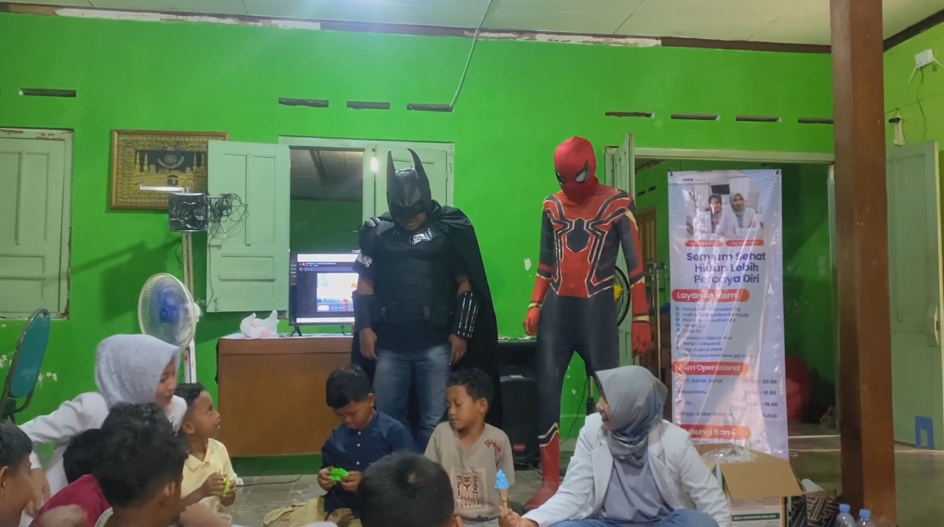 "SUPERHERO" AJAK ANAK YATIM DI SUKOHARJO PERIKSA GIGI