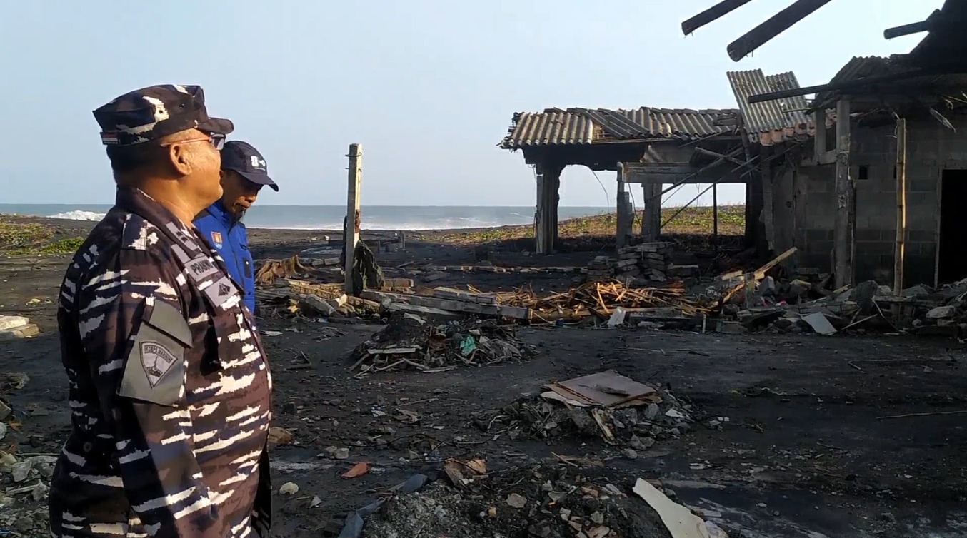 GELOMBANG PASANG RUSAK TIGA BANGUNAN DI PANTAI PANDANSIMO