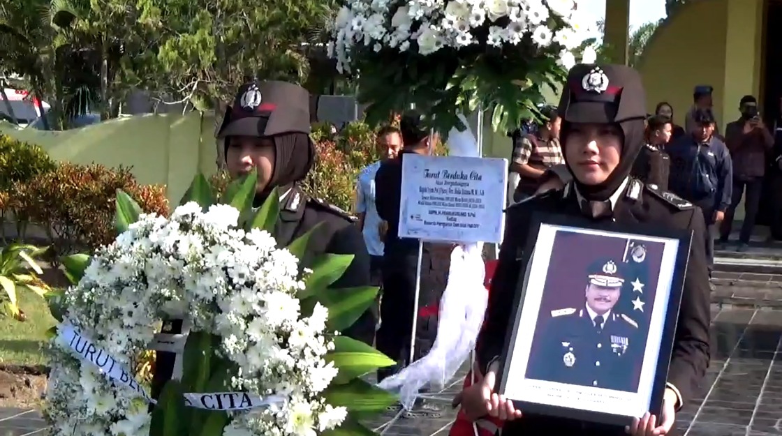 MANTAN KAPOLDA DIY IRJEN PURNAWIRAWAN HAKA ASTANA DIMAKAMKAN SECARA KEDINASAN