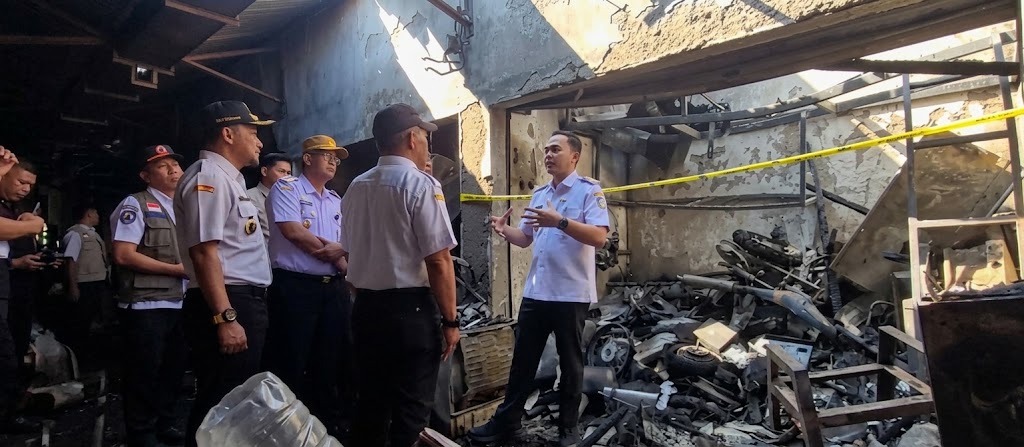 WALI KOTA SURAKARTA PASTIKAN PERBAIKAN KIOS TERBAKAR DI PASAR KLITIKAN