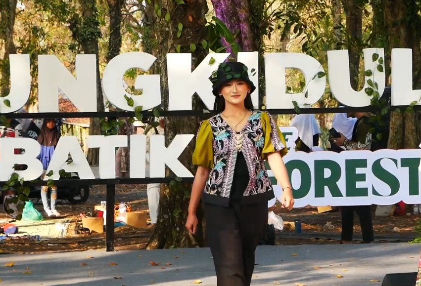 BATIK GUNUNGKIDUL TAMPIL DI TENGAH RIMBUNAN HUTAN