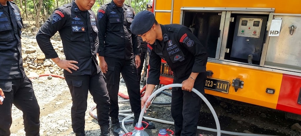 16 TRUK TANGKI SALURKAN AIR BERSIH UNTUK WARGA TERDAMPAK KEKERINGAN