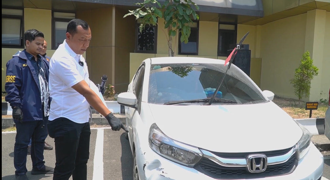 RUSAK MOBIL PEREMPUAN, TIGA DC DITANGKAP