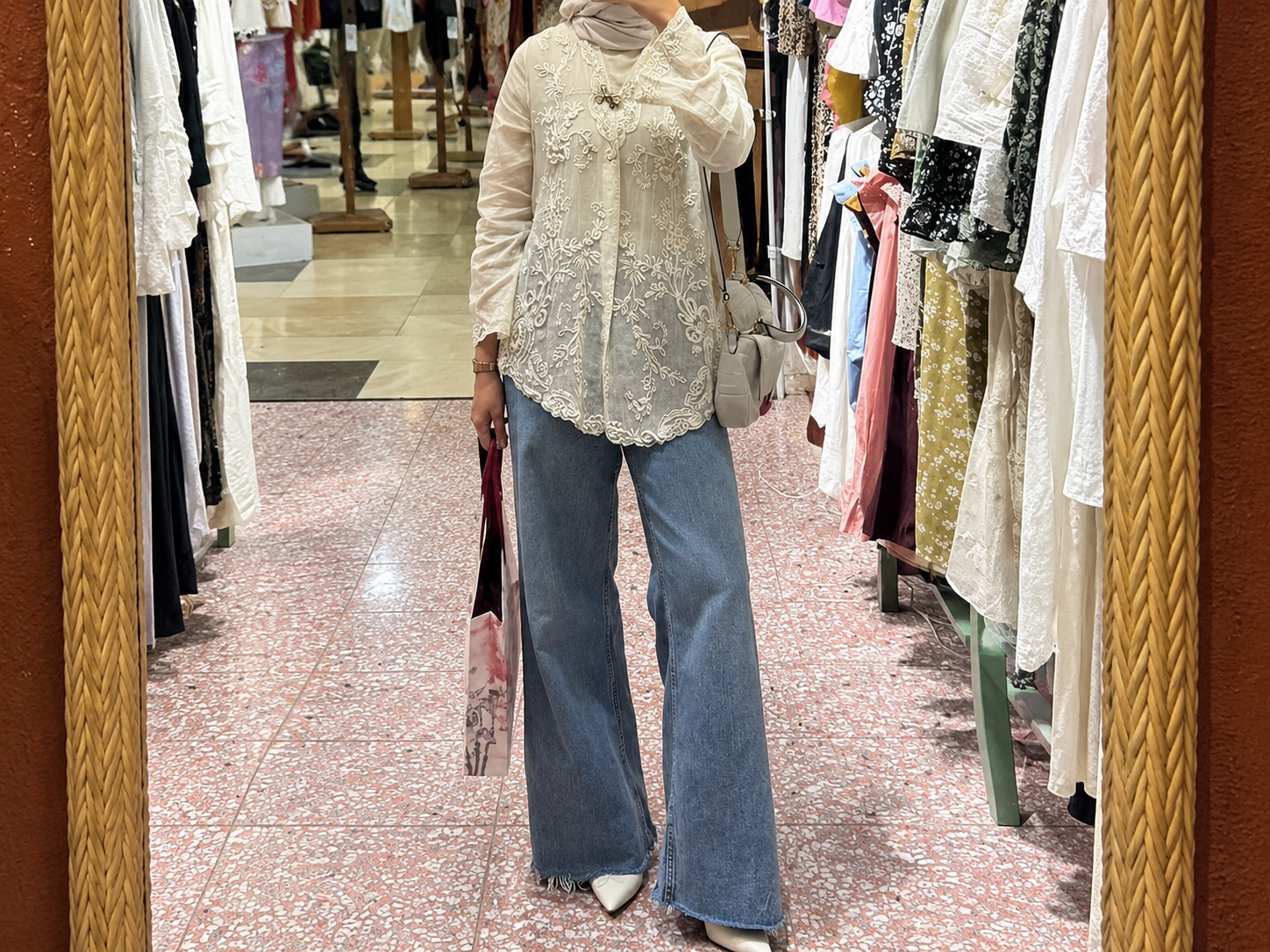 GAYA MODERN DALAM BALUTAN KEBAYA, PADU PADAN DENGAN JEANS JADI PILIHAN ANAK MUDA
