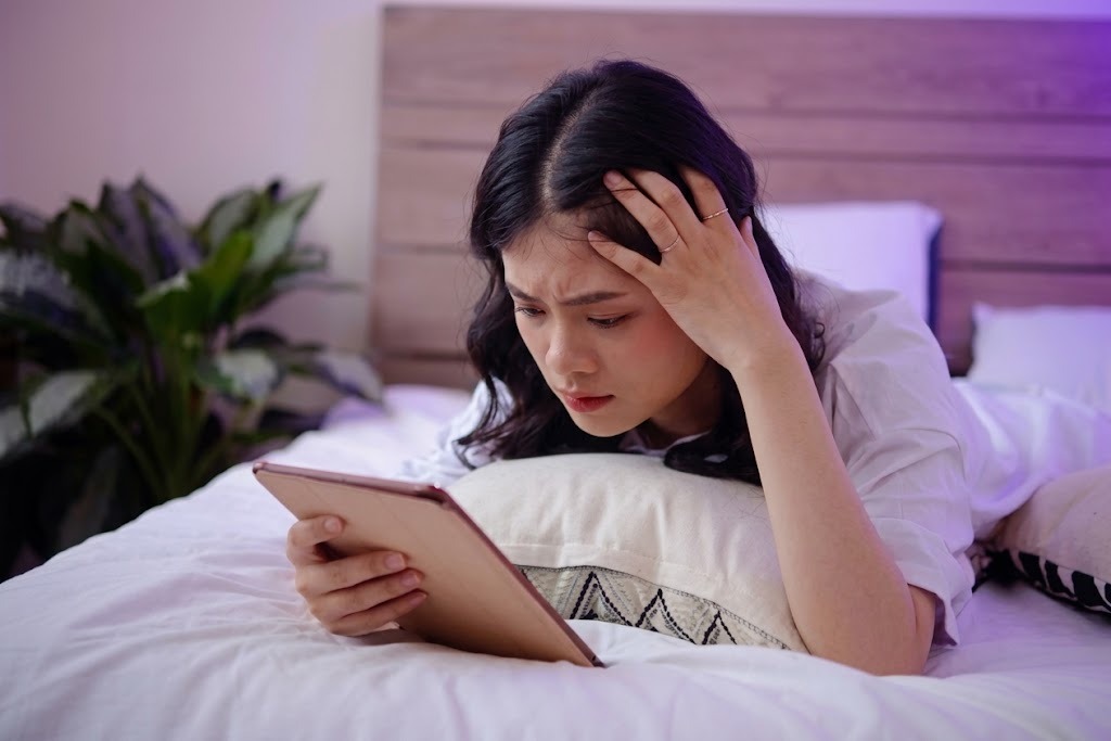 MENJAGA KESEJAHTERAAN PSIKOLOGIS DI TENGAH ANCAMAN AI FATIGUE DAN SCREEN OVERLOAD