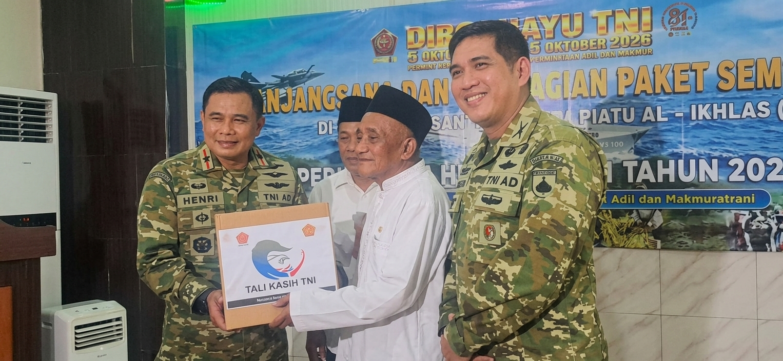 TNI SALURKAN RATUSAN PAKET SEMBAKO KE PONPES YATIM DI SOLO