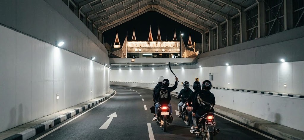 VIRAL ACUNGKAN SAJAM DI JALAN, DUA REMAJA JADI TERSANGKA