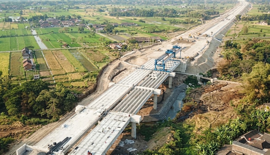 MENILIK PROGRES PEMBANGUNAN JALAN TOL JOGJA–SOLO DI KAWASAN PADAT MAGUWOHARJO DAN RING ROAD UTARA