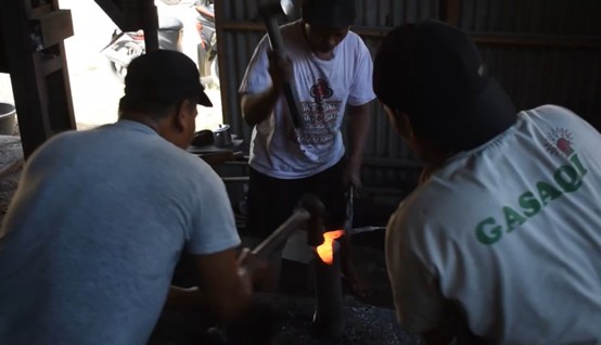 TETAP EKSIS DI ERA MODERN, KERAJINAN PANDE BESI DUSUN SANGGRAHAN MASIH JADI PRIMADONA