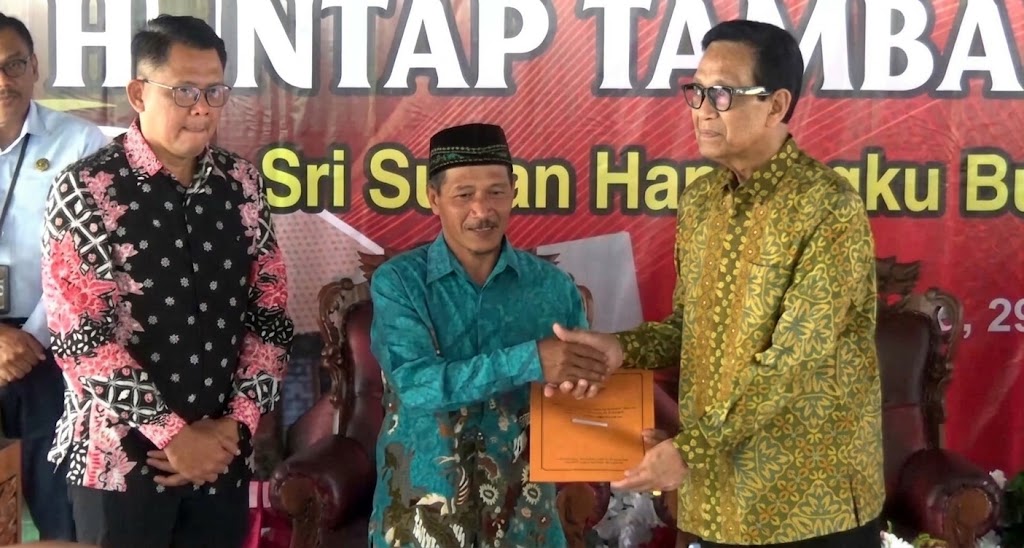 WARGA HUNTAP DI KEPUHARJO DAN UMBULHARJO TERIMA SERTIFIKAT