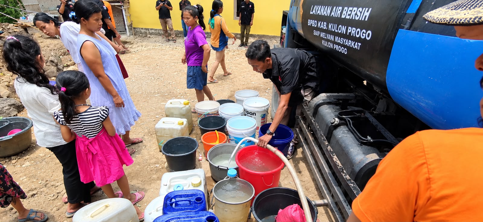 BPBD KULON PROGO SALURKAN 387 TANGKI AIR BERSIH