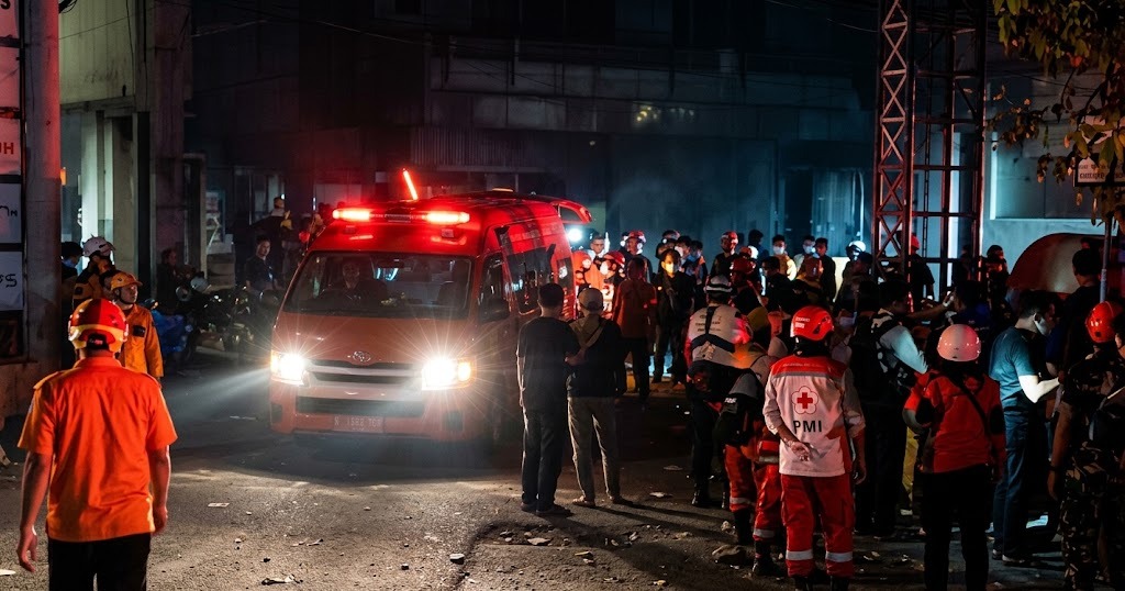 AMUK SI JAGO MERAH DI TRANS HOME SLEMAN: GEDUNG LUDES, JALUR JOGJA–SOLO LUMPUH TOTAL