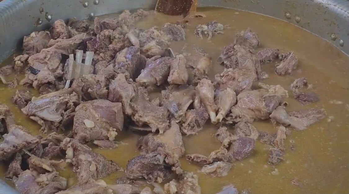 RELAWAN SIAPKAN BERAGAM KULINER UNTUK PESERTA HAUL
