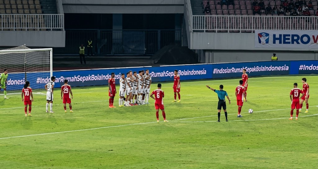 KENDAL TORNADO TAKLUKAN PERSIS DI KANDANG