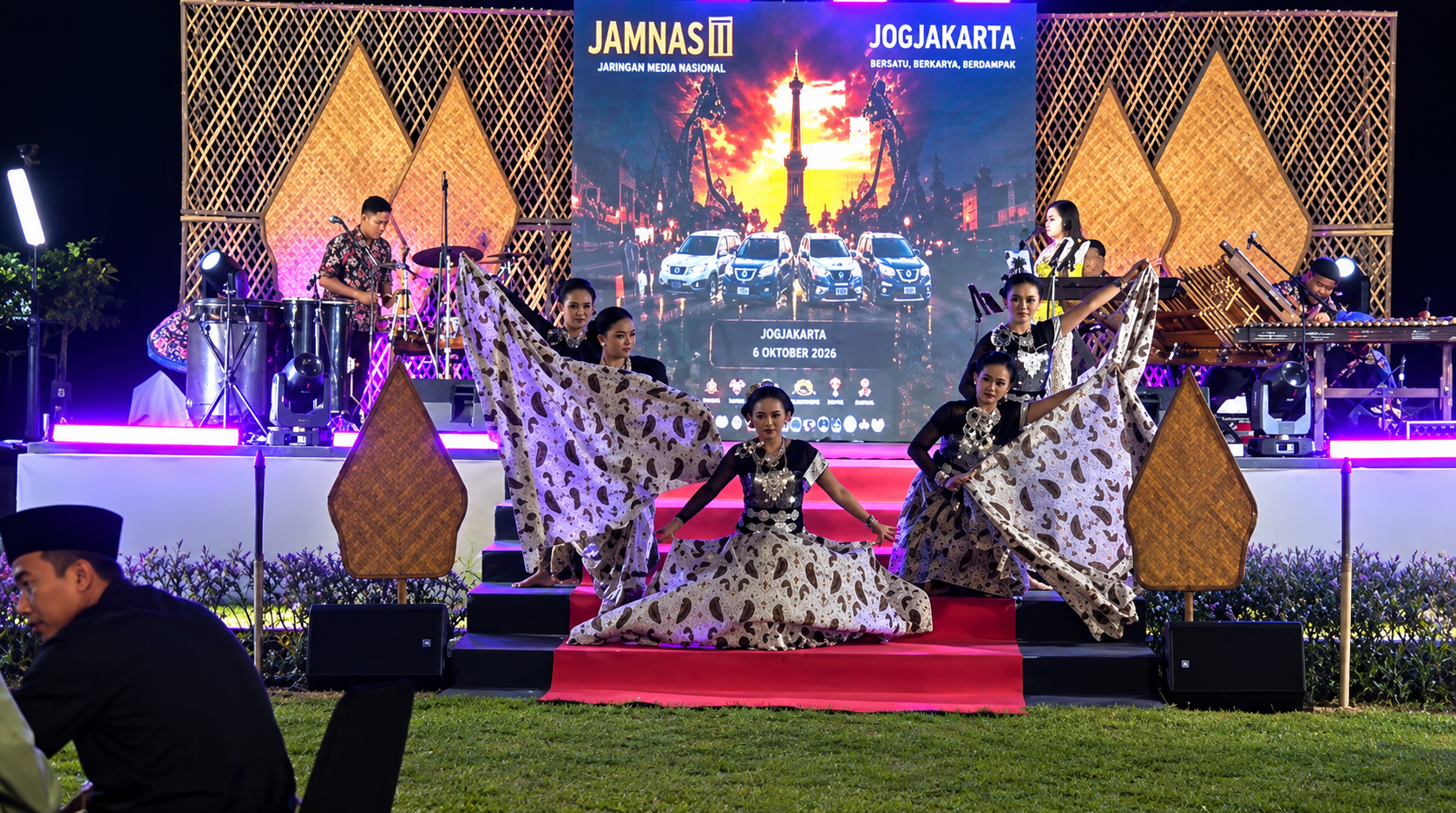 BALUTAN PAKAIAN ADAT WARNAI MALAM PUNCAK JAMNAS III XCI