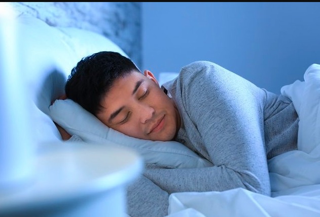 SERAMNYA BEGADANG, TIDUR LARUT BISA GANGGU RITME TUBUH DAN PICU MASALAH KESEHATAN