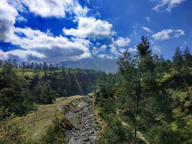 HIKING KE KALITALANG, PILIHAN MENIKMATI ALAM SAMBIL MELIHAT KEINDAHAN MERAPI