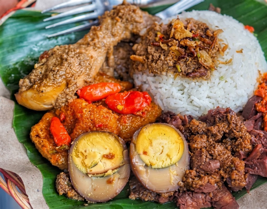 MELENGKAPI KUNJUNGAN KE KOTA GUDEG: CITA RASA TRADISIONAL YANG TAK PERNAH ABSEN