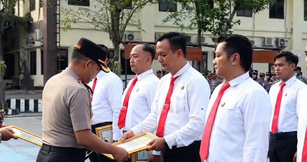 15 PERSONEL SATRESKRIM KARANGANYAR DIGANJAR PENGHARGAAN