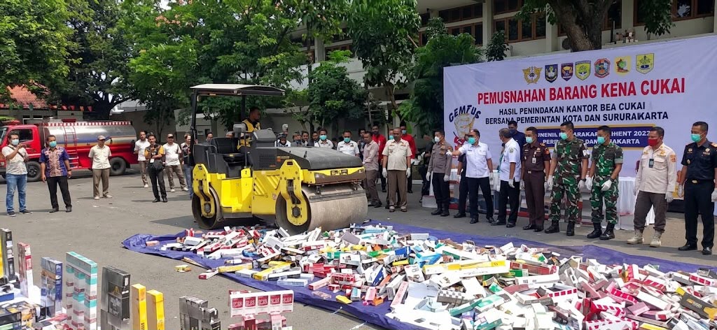 BEA CUKAI MUSNAHKAN 12 JUTA BATANG ROKOK ILEGAL