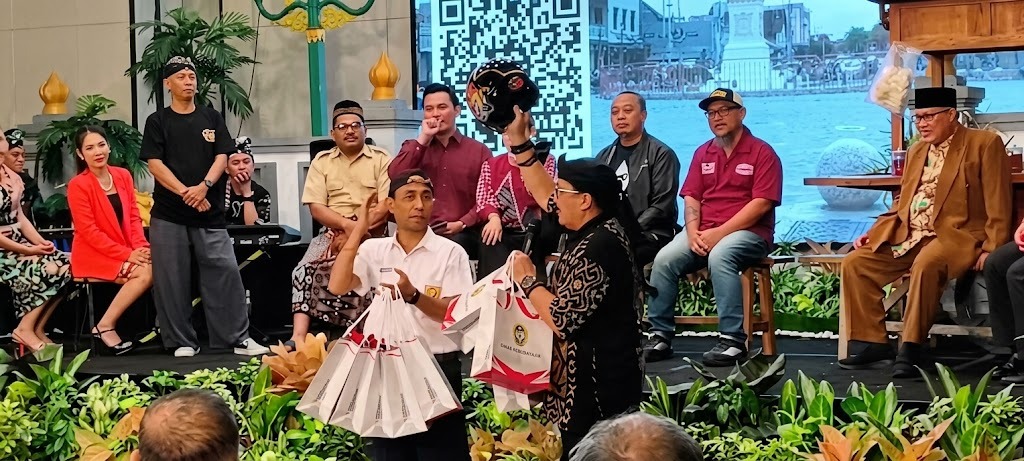 MALAM BERBAGI JOGJA HIMPUN DONASI 909 JUTA RUPIAH