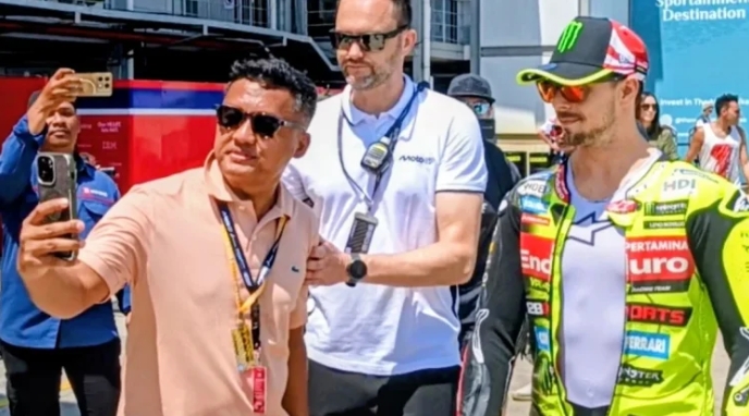 TAK SURUT OLEH TERIK MANDALIKA, PENGGEMAR BERBURU SWAFFOTO BERSAMA RIDER MOTOGP