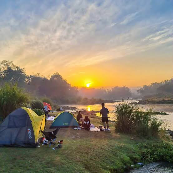 TREN "GAMPING & CAMPING" TEPI SUNGAI SLEMAN: TEMPAT PELARIAN SEJENAK DARI PENATNYA RUTINITAS