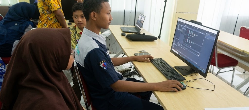 SISWA SMKN 1 SANDEN PAMERKAN KARYA GAME BERBAHASA JAWA