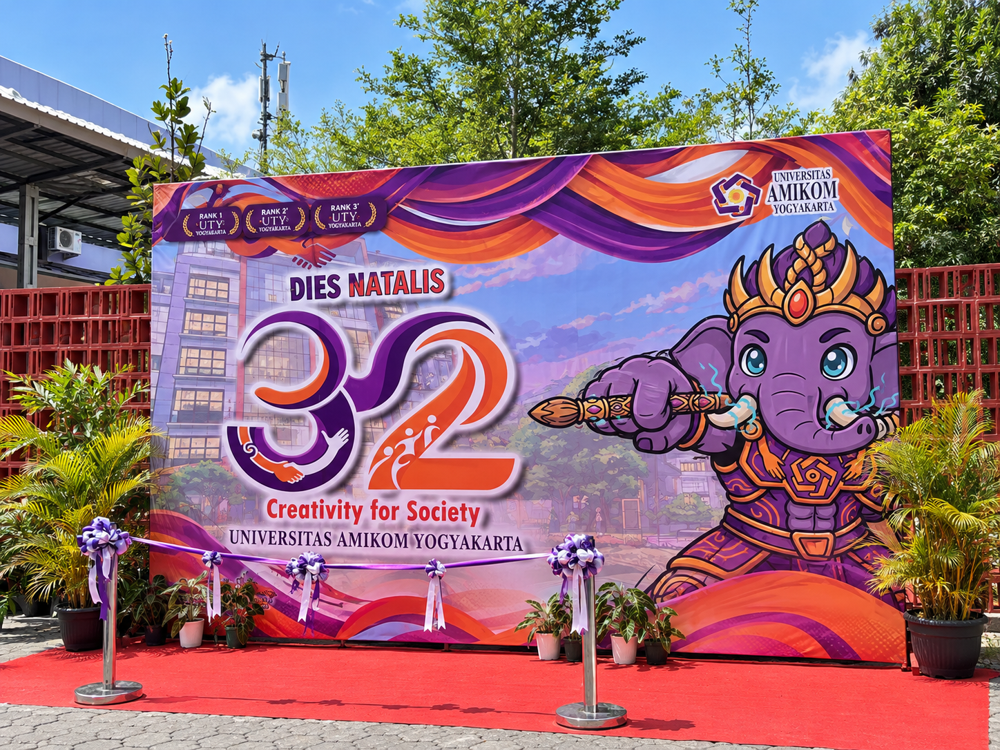 DIES NATALIS KE-32, AMIKOM YOGYAKARTA GELAR SIDANG SENAT DAN BERBAGI MAKANAN