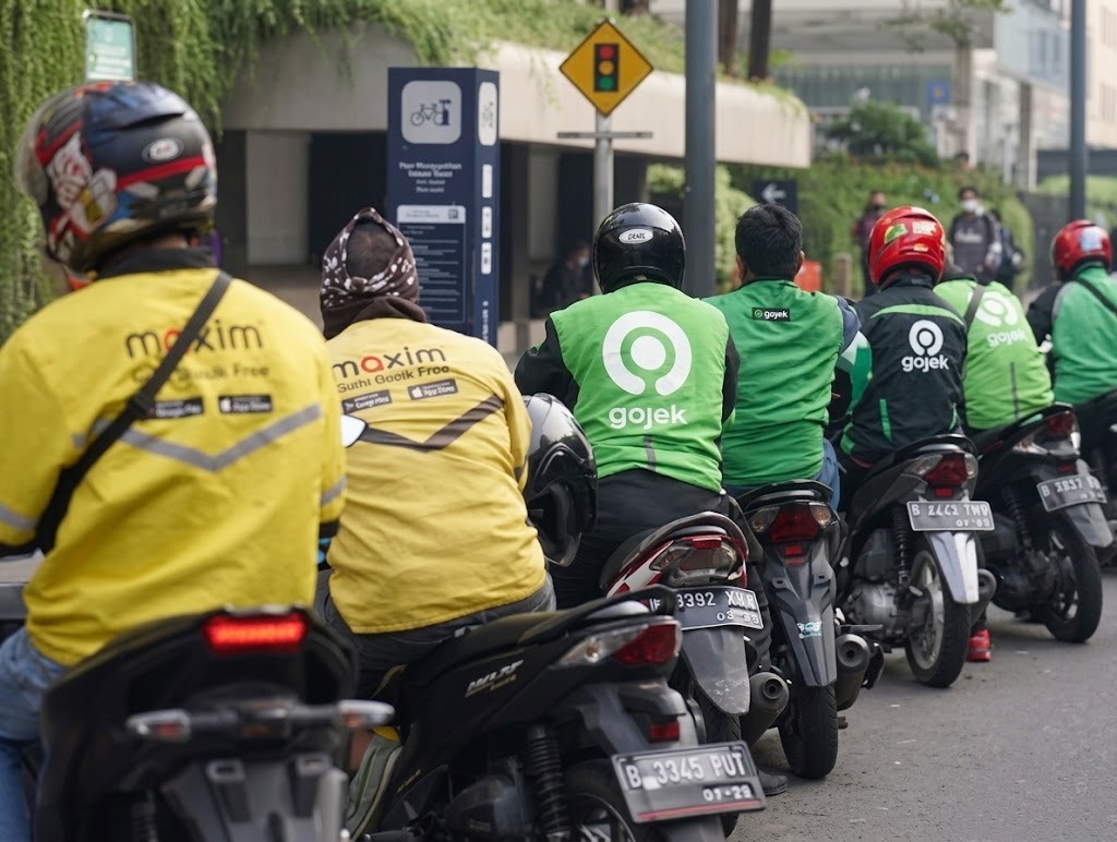 KEMUDAHAN LAYANAN OJEK ONLINE DI TENGAH GAYA HIDUP PRAKTIS GENERASI Z
