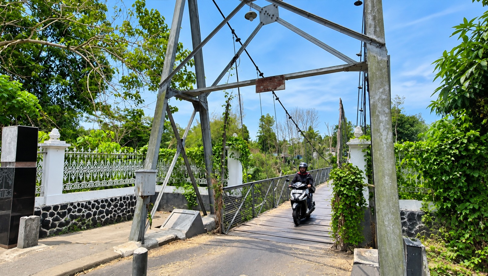 LONGSOR ANCAM PILAR JEMBATAN DUWET, WARGA MASIH MELINTAS
