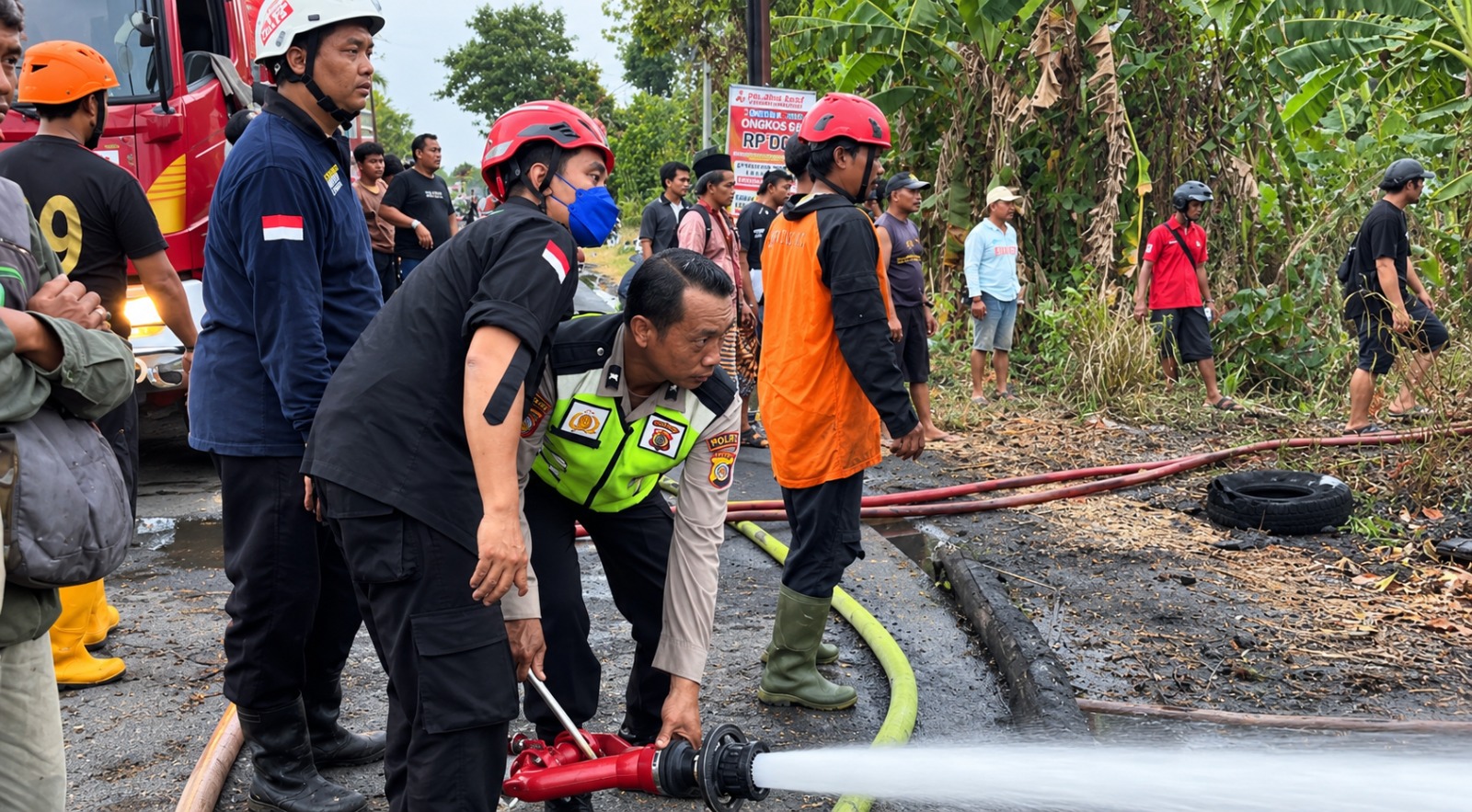 BAKAR SAMPAH, API MEREMBET KE GUDANG BARANG BEKAS