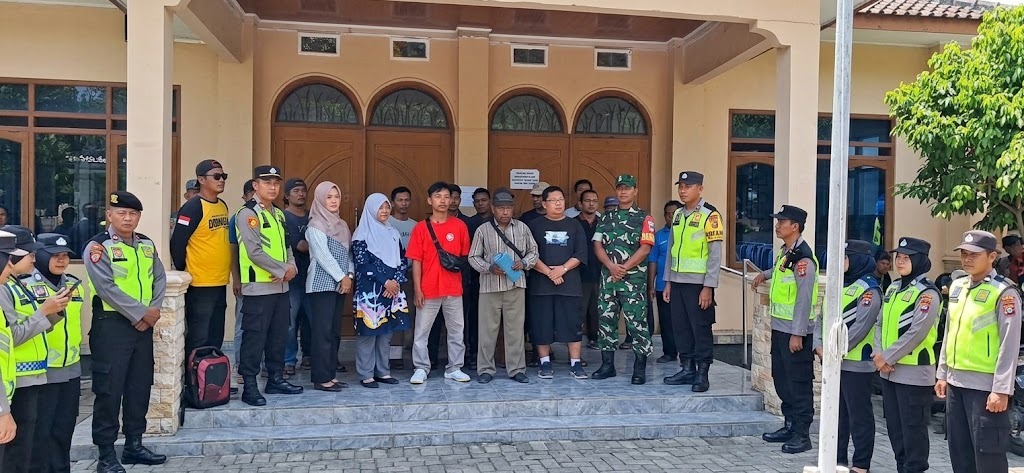 WARGA GARONGAN GELAR AKSI DUKUNG PENONAKTIFAN SEMENTARA LURAH