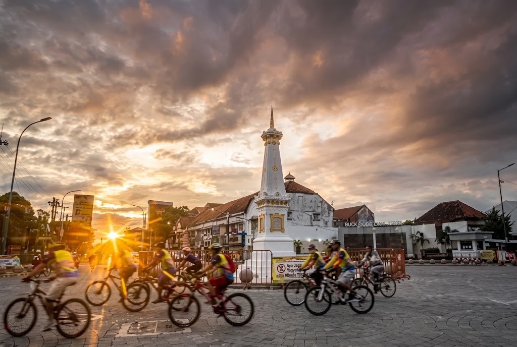 MENIKMATI LANGIT SORE DI TUGU YOGYAKARTA SEBAGAI SIMBOL KEHADIRAN DI JOGJA