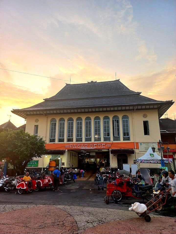 DINAMIKA EKONOMI KOMUNITAS KREATIF DI KAWASAN KOTA TUA  SOLO