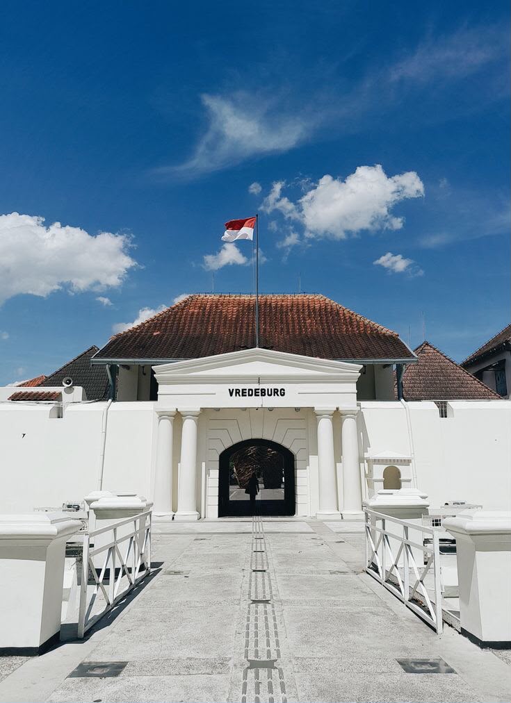 PENATAAN KAWASAN BENTENG VREDEBURG SEBAGAI RUANG EDUKASI PUBLIK MALAM HARI